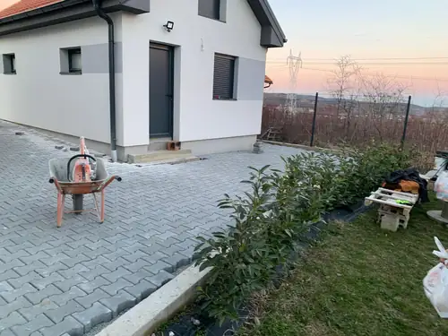 Staza oko kuće od behaton ploča — realizacija SLOG (9)