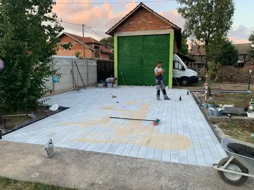 Prilaz garaži od behaton ploča — realizacija SLOG (35)
